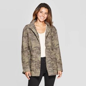 Cinched women’s camo jacket. Water resistant.